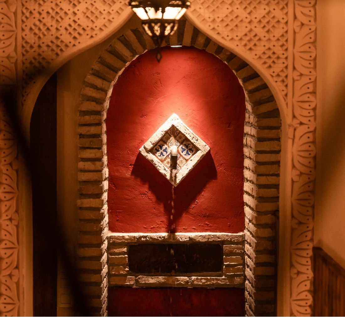 Detalle de arco árabe y fuente de azulejos en Arte Vida