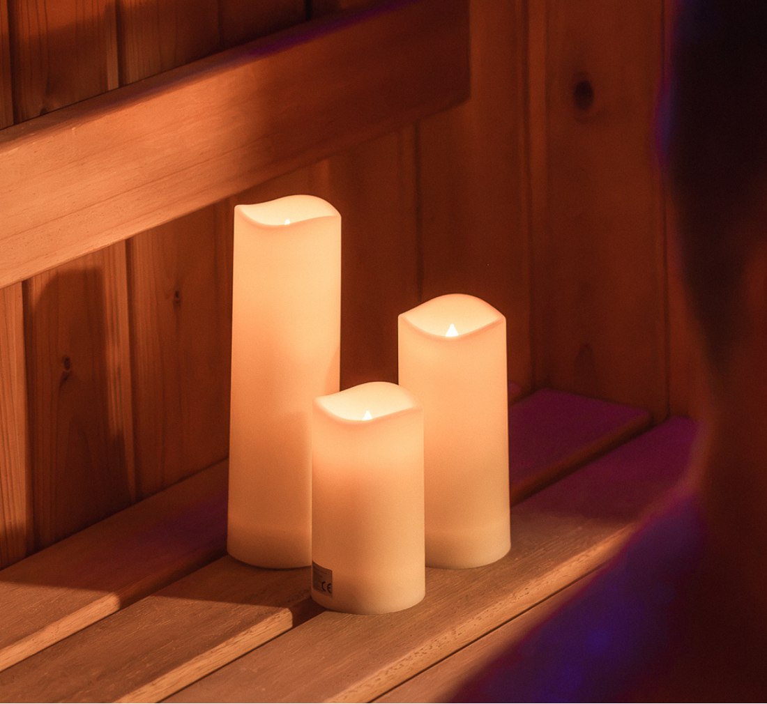 Velas encendidas en la sauna de madera de Arte Vida