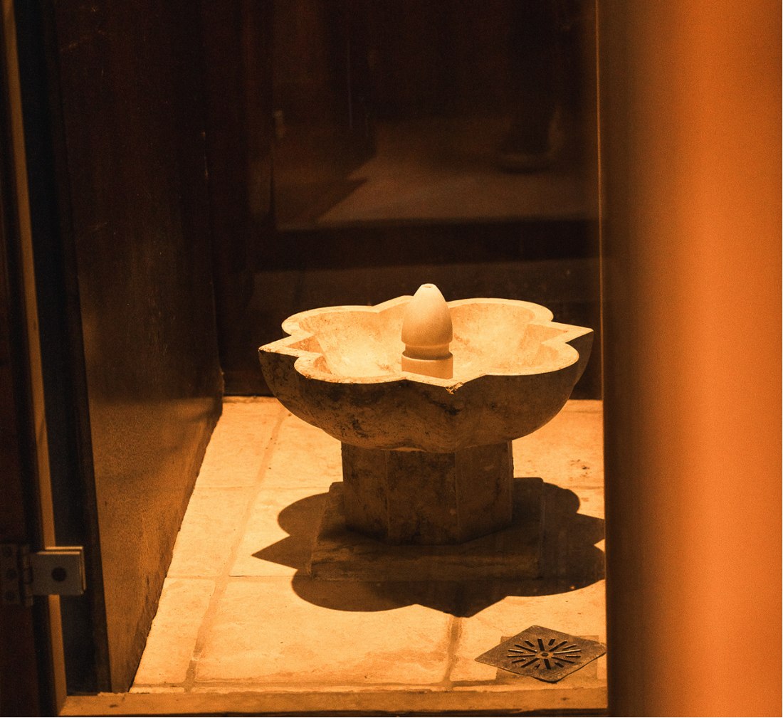 Fuente de piedra tallada en forma de flor