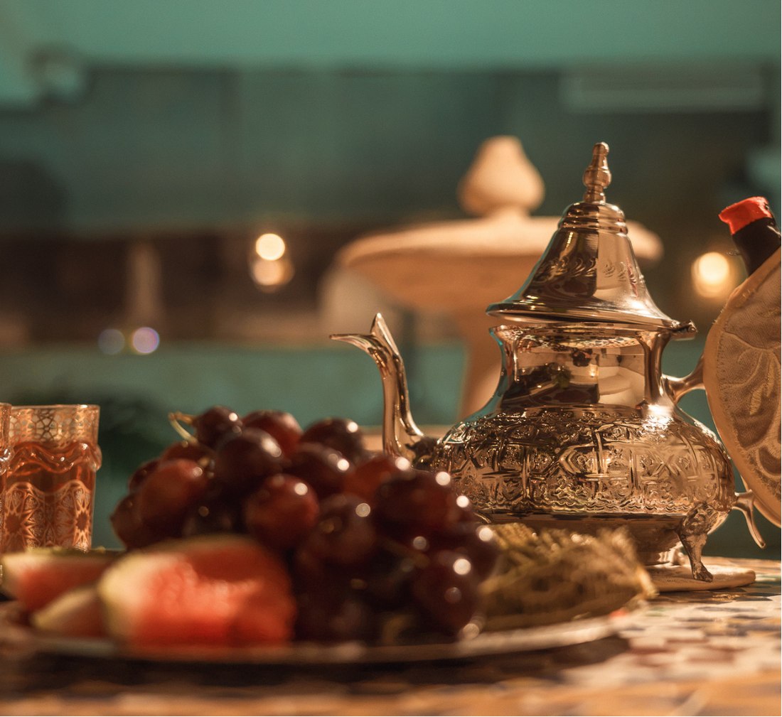 Té árabe y frutas de temporada junto a la piscina